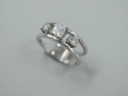 null Trilogy ring in 18k white gold set with three diamonds for a total weight of...