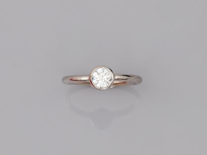 null 18k white gold ring set with a 0.51ct H/VS2 diamond. 

PB 3,20gr. TDD : 53....