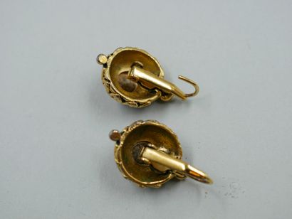 null Paire de boucles d'oreilles en métal et argent à motifs géométriques émaillés...