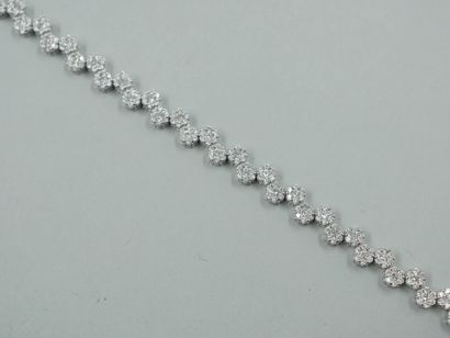 null Bracelet in 18k white gold with flowers entirely paved with diamonds. 

Length...
