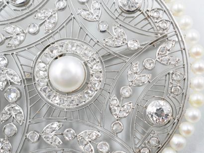null 
Platinum circular pendant brooch in the garland style with a flowery lace pattern...