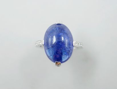 null Ring in 18k white gold surmounted by a cabochon tanzanite of 14cts approximately...