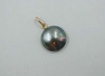null Tahitian gray pearl pendant mounted on 18k yellow gold. 

Diameter: 14mm. PB:...