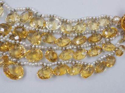 null Collier draperie composé de quatre rangs de perles probablement fines, agrémenté...