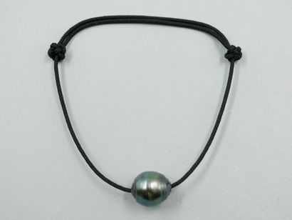 null Grey Tahitian pearl mounted in a bracelet.