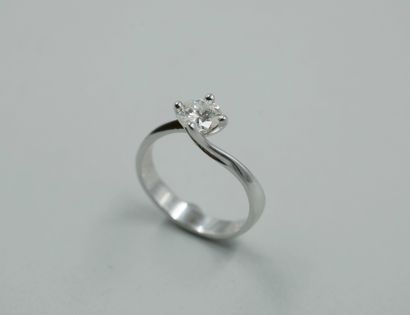 null Solitaire ring in 18k white gold with a diamond of 0,70cts on a slightly moved...