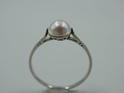 null 18k white gold ring with a half cultured pearl in the center and small rose-cut...