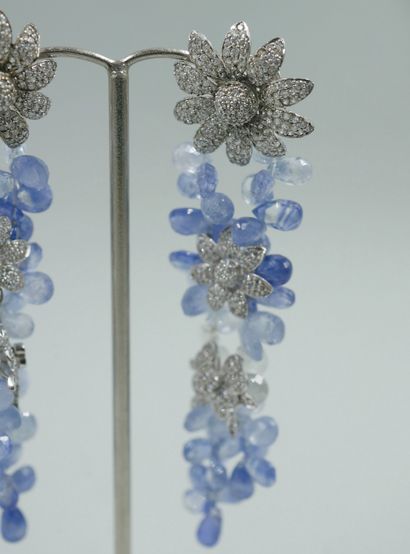 null Pair of silver earrings 925/°° decorated with three flowers paved with zircons...