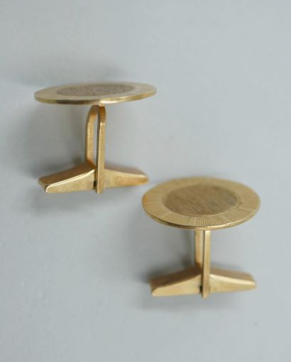 null 
Pair of cufflinks in 14k brushed yellow gold. 




Weight : 12,50gr.
