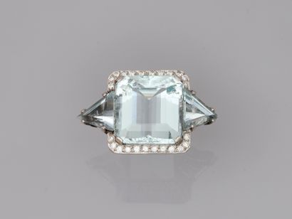 null Important Art Deco ring in platinum topped by a quadrangular aquamarine of about...