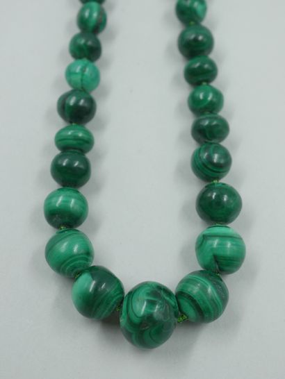 null Necklace of balls of malachite in fall. 

Length: 48cm.