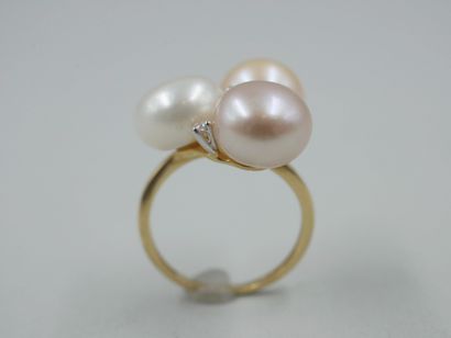 null Ring in 18k yellow gold topped with three white, yellow and pink cultured pearls...