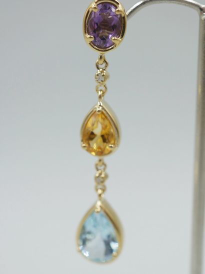 null Pair of 9k yellow gold and vermeil earrings set with a topaz drop of 3,70cts,...