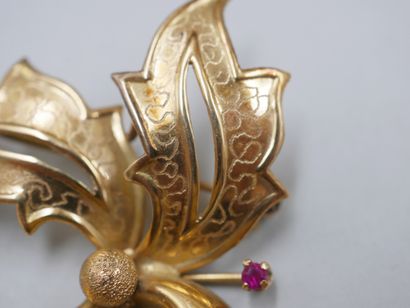 null 18k yellow gold brooch with openwork foliage and a ruby. 

Work of the 1960s....