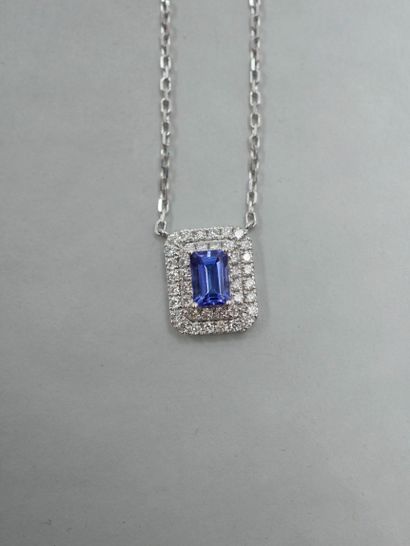 null Rectangular pendant in 18k white gold with an emerald-cut tanzanite of 0.70cts...