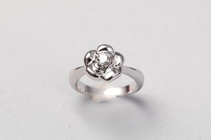 null Flower ring in 18k white gold with a brilliant-cut diamond in the center. 

PB...