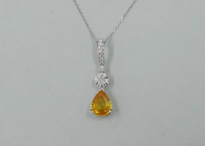 null Pendant in 18k white gold set with a pear-cut yellow sapphire of 1.50cts approximately,...