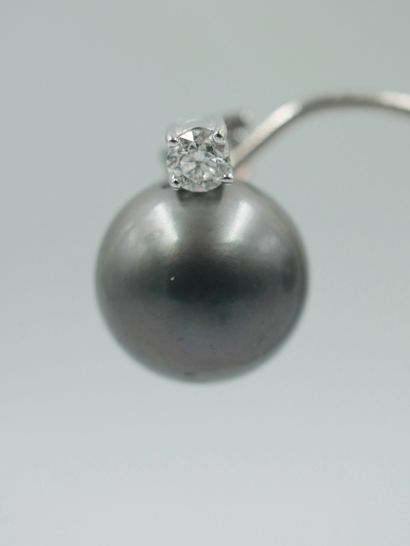 null Pair of 18k white gold earrings set with 16mm grey Tahitian pearls, each topped...