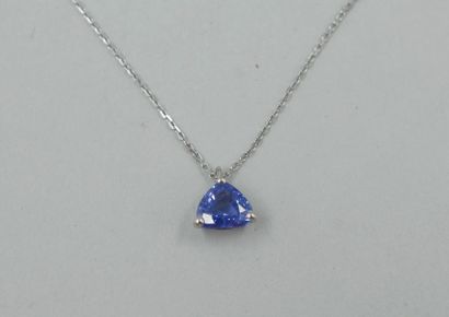 null Pendant in 18k white gold adorned with a troïdia sapphire of about 1ct. Accompanied...