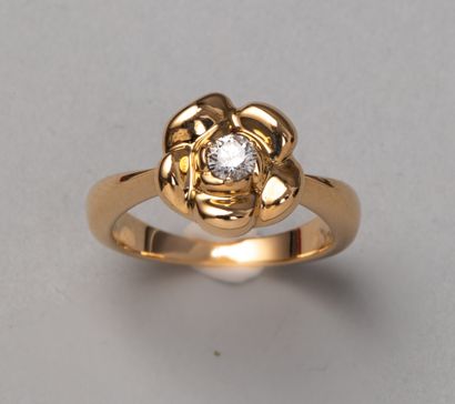 null Flower ring in 18k yellow gold with a brilliant-cut diamond in the center. 

PB...
