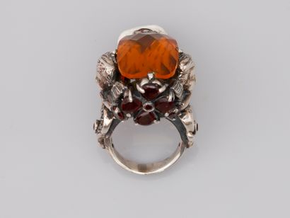 null Important silver ring decorated with winged angel heads topped by a faceted...