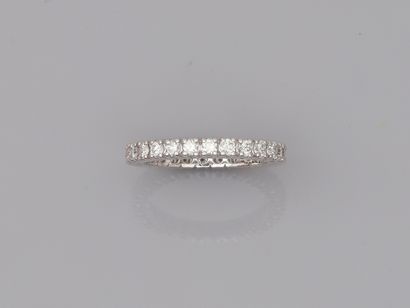 null American wedding band in 18k white gold set with 26 diamonds for 1,06cts in...