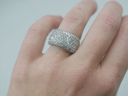 null 18k white gold band ring with pave diamonds, total weight about 4cts.

PB 13,20gr....