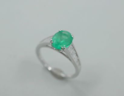 null River ring in 18k white gold set with an oval emerald (probably from Colombia)...