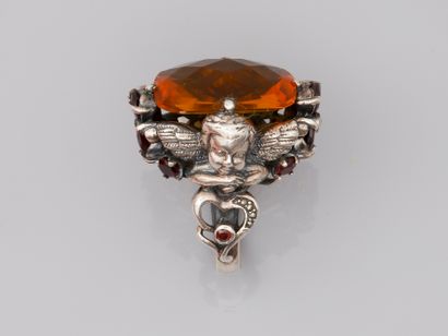 null Important silver ring decorated with winged angel heads topped by a faceted...