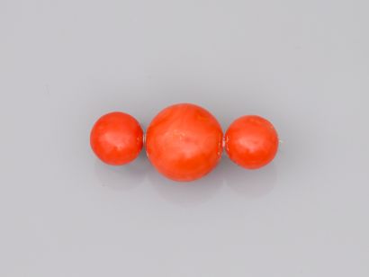null Metal brooch decorated with three coral cabochons. 

Work of the XIXth century....