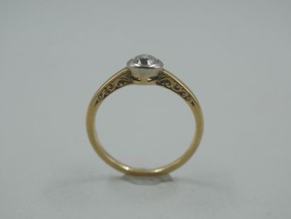 null 18k yellow gold solitaire ring centered with a 0.40ct diamond in a closed setting.

Work...