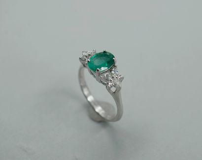 null 18k white gold ring centered on an oval emerald of 1ct approximately, with flower...