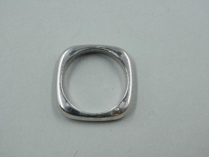 null FRED. 

Quadrangular ring in 18k white gold. 

Weight : 6gr. TDD : 50.