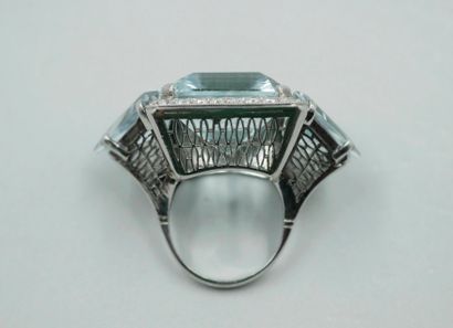 null Important Art Deco ring in platinum topped by a quadrangular aquamarine of about...
