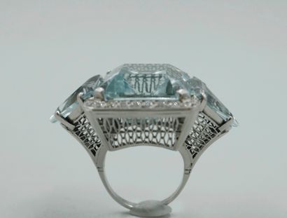 null Important Art Deco ring in platinum topped by a quadrangular aquamarine of about...