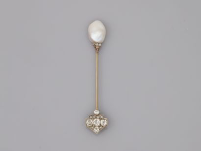 null Epingle de revers, broche en or blanc / platine surmontée d'une perle fine naturelle...