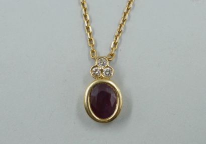 null Pendentif en or jaune 18k surmonté d'un rubis ovale de 2,6cts environ surmonté...