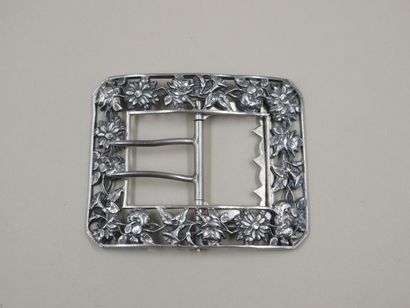 null Belt buckle in silver chased with flowers. 

Period 1900. 

Weight : 26gr.