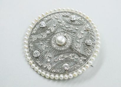  Broche pendentif circulaire en platine dans le style guirlande à motif d'une dentelle...