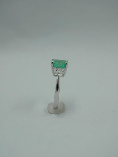 null Ring in 18K white gold set with an emerald probably from Colombia, about 2cts,...
