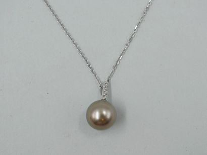 null Pendant in 18k white gold and Tahitian bronze cultured pearl topped with diamonds...