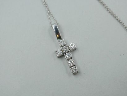null Cross pendant in 18k white gold set with diamonds. With its 18k white gold chain....