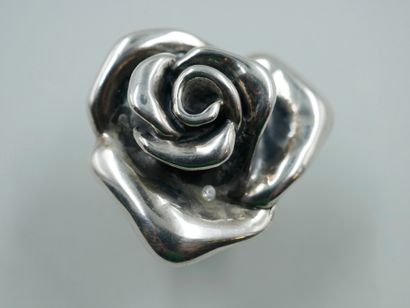 null Important silver flower ring 925/°°.

Weight : 8,30gr. TDD : 54.