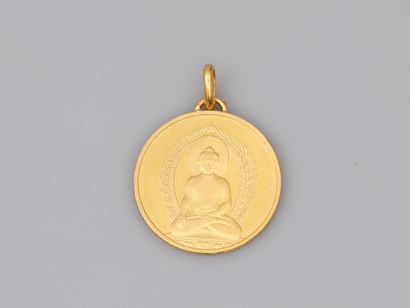 null Pièce en or jaune 18k représentant un Bouddha montée en pendentif. 

Au revers,...