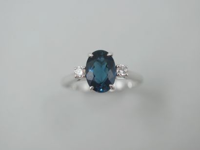 null 
Ring in 18k white gold topped with an oval indigolite (blue tourmaline) of...