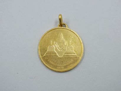 null 18k yellow gold piece representing a Buddha mounted in pendant. 

On the reverse...