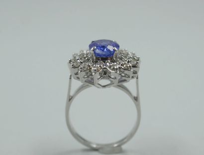 null Bague marguerite en or blanc 18k surmontée d'une tanzanite ovale de 2,50cts...