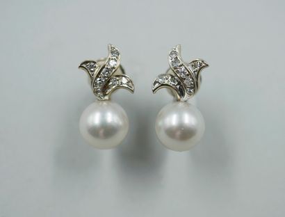 null Pair of 18k white gold clip earrings adorned with a white cultured pearl and...