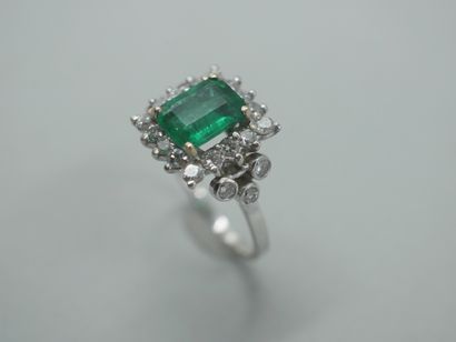 null 18k white gold ring set with a 1.50ct emerald in a diamond setting. 

PB : 4,20gr....