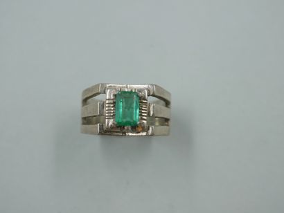 null Important modernist silver ring topped by an emerald cut of 0.90cts. 

PB :...